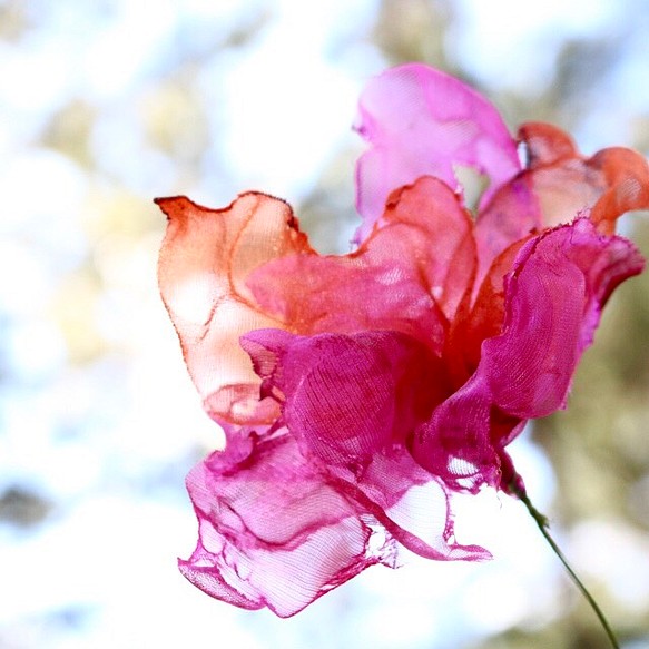 ピンクオレンジ｜カラフルオーガンジーのアートフラワー【造花】 1枚目の画像