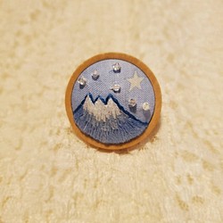 [送料無料] 手刺繍ブローチ 富士山 1枚目の画像