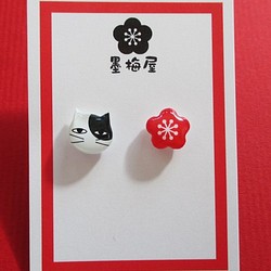 [可更換樹脂耳環]貓（黑色斑點）和李子耳環 第1張的照片