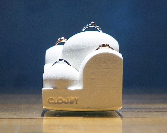 小さな雲の指輪スタンド。 “CLOUDY”(クラウディ) ホワイト 1枚目の画像