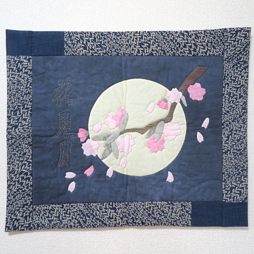 桜と月のパッチワークタペストリー（和風） ウォールデコ Quilt-mama 