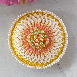 お花の刺繍ブローチorヘアゴム　黄×白（N-14） 1枚目の画像