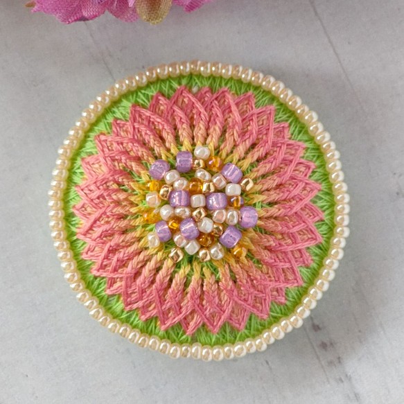 お花の刺繍ブローチorヘアゴム 美しい 黄緑×ピンク 最新人気 N-17