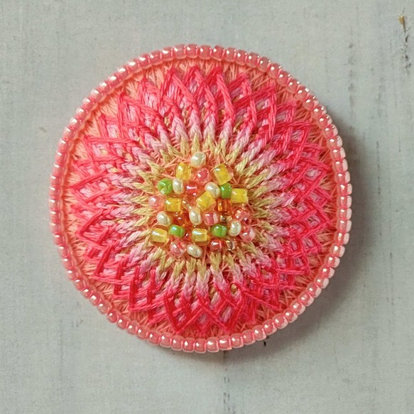 お花の刺繍ブローチorヘアゴム　パステルピンク×ピンク（N-26） 1枚目の画像