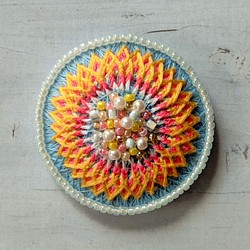 お花の刺繍ブローチorヘアゴム　パステルブルー×イエロー（N-28） 1枚目の画像