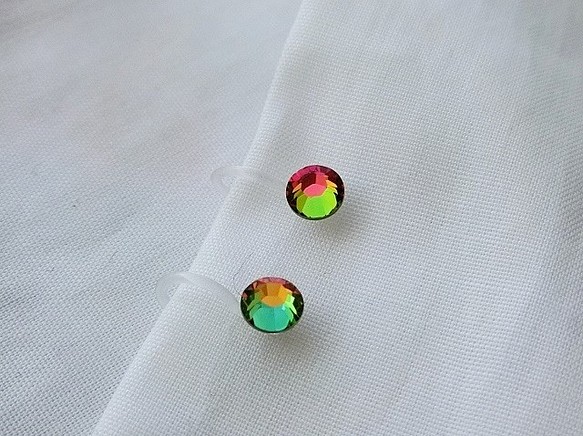 虹の光彩のイヤリング 1枚目の画像
