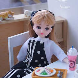 **Hsiang Hsiang**—リカちゃんのお洋服--licca--莉卡娃娃--黑白點點條紋圍裙+白色連身裙 第1張的照片