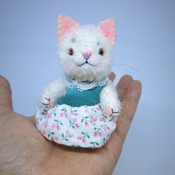 手のひらサイズ☆白猫のレディちゃん 1枚目の画像