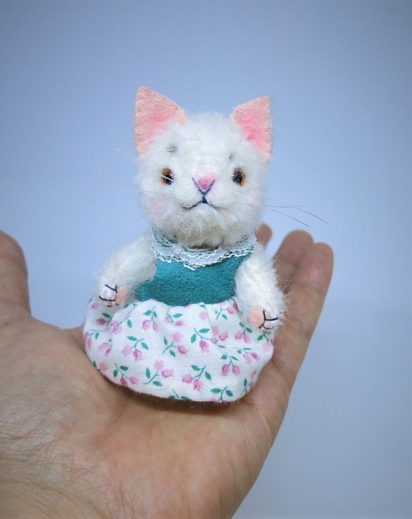 手のひらサイズ☆白猫のレディちゃん 1枚目の画像