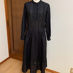 綿ローン刺繍生地ハンドメイドワンピース黒長袖 1枚目の画像