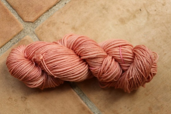 草木染のス－パ－ウオッシュメリノウ－ル100％　編みやすく、最高の手触り！Suou 1枚目の画像