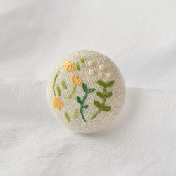 ブローチ 】刺繍 くるみボタン ( 3.8cm ) ブローチ Chikuri_to 通販 