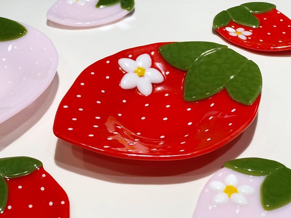 可愛いイチゴのお皿（赤、ピンク） 1枚目の画像