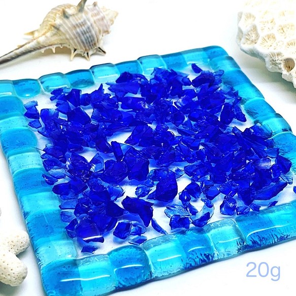 良質！沖縄琉球ガラス ディープブルー 水色 扁平Sサイズ (およそ3mm〜7mm , 20g) 1枚目の画像