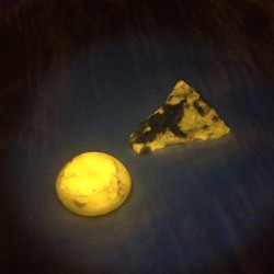 ウェルネル石 原石と磨き石 セット 強蛍光 1枚目の画像