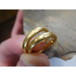 鍛造 結婚指輪 純金 24金 k24 シンプル 槌目 甲丸 リング 幅3mm くすみ加工 1枚目の画像