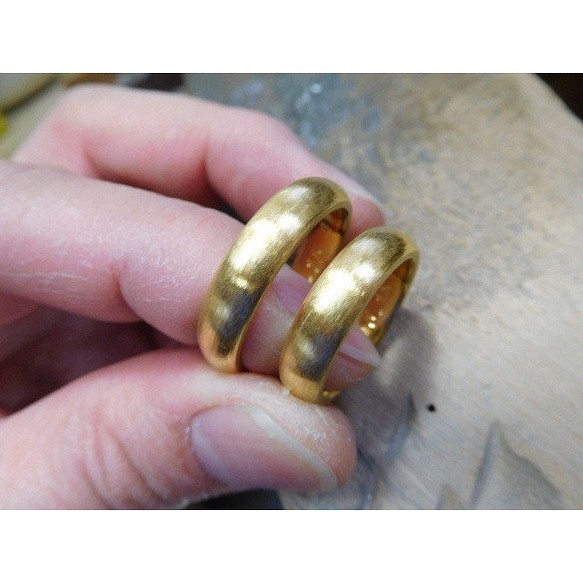 鍛造 結婚指輪 純金 24金 k24 太め 甲丸 リング 幅5mm 彫金荒仕上げ 1枚目の画像