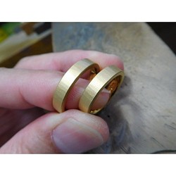鍛造 結婚指輪 純金 24金 k24 槌目 平打ち リング 幅4mm マット つや消し 槌目模様 1枚目の画像