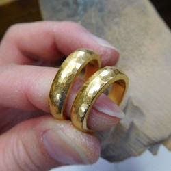 鍛造 結婚指輪 純金 24金 k24 槌目 甲丸 リング 太め 幅5mm くすみ加工 1枚目の画像