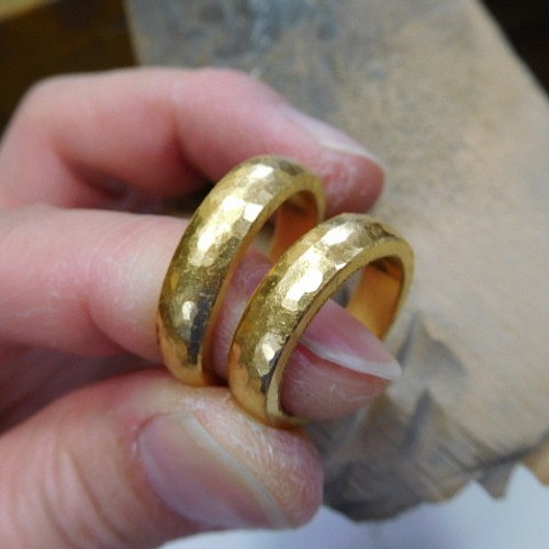 鍛造 結婚指輪 純金 24金 k24 槌目 甲丸 リング 太め 幅5mm くすみ加工