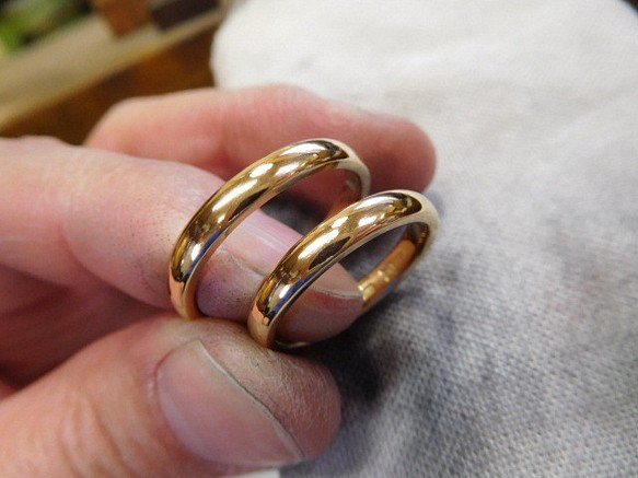 鍛造 結婚指輪 純金 k24 24金 シンプル 甲丸 リング 幅3mm 鏡面仕上げ 1枚目の画像