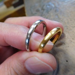 鍛造 結婚指輪 プラチナ1000 k24 純プラチナ 純金 甲丸 リング 幅3mm 荒仕上げ 1枚目の画像