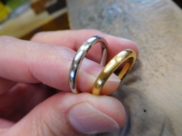 鍛造 結婚指輪 プラチナ1000 k24 純プラチナ 純金 甲丸 リング 幅3mm 荒仕上げ 1枚目の画像