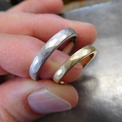 鍛造 結婚指輪 プラチナ1000 純金 純プラチナ k24 槌目 甲丸 リング 幅3mm マット 1枚目の画像