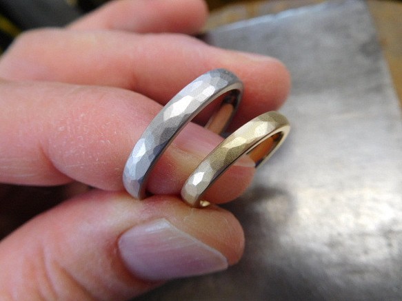 鍛造 結婚指輪 プラチナ1000 純金 純プラチナ k24 槌目 甲丸 リング 幅3mm マット 1枚目の画像