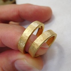 鍛造 結婚指輪 純金 24金 k24 槌目 つちめ 平打ち リング 幅4mm つや消し 1枚目の画像