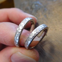 鍛造 結婚指輪 プラチナ1000 純プラチナ プラチナ999 槌目 甲丸 リング 幅3mm マット 1枚目の画像