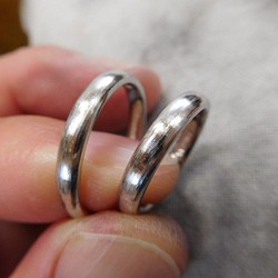 鍛造 結婚指輪 プラチナ1000 純プラチナ プラチナ999 甲丸 リング 幅3mm 荒仕上げ 1枚目の画像