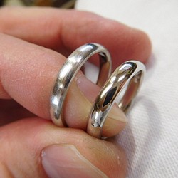 鍛造 結婚指輪 プラチナ1000 純プラチナ プラチナ999 甲丸 リング 幅3mm 光沢 荒仕上げ 1枚目の画像
