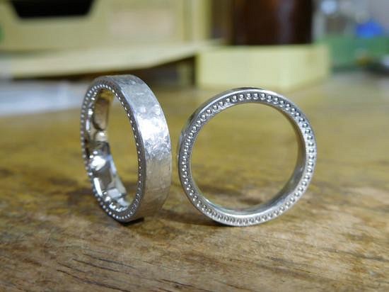 結婚指輪×プラチナ【究極の鍛造】分厚い平打ちリングの側面にミル打ち