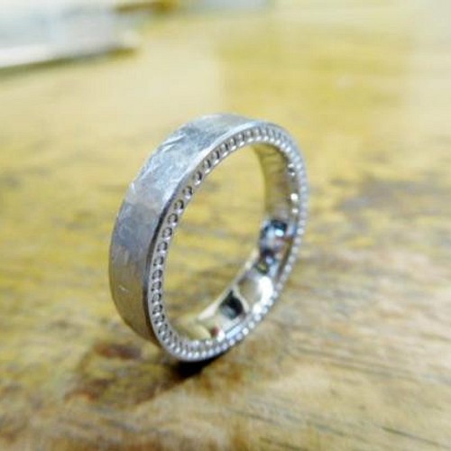 鍛造 結婚指輪 プラチナ pt900 平打ち リング 幅4mm 側面はミル打ち 表 