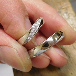 鍛造 結婚指輪 プラチナ pt900 ウェーブ メビウス リング 幅3.5mm 女性ダイヤ付き 1枚目の画像