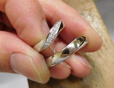 鍛造 結婚指輪 プラチナ pt900 ウェーブ メビウス リング 幅3.5mm 女性ダイヤ付き 1枚目の画像