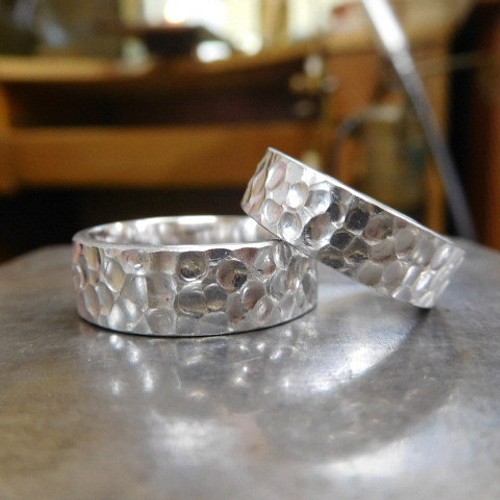 鍛造 結婚指輪 プラチナ pt900 槌目 幅広 平打ち リング 男性7mm 女性
