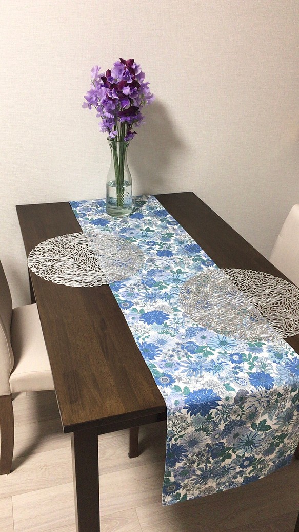 ブルーの花柄テーブルランナー 1枚目の画像