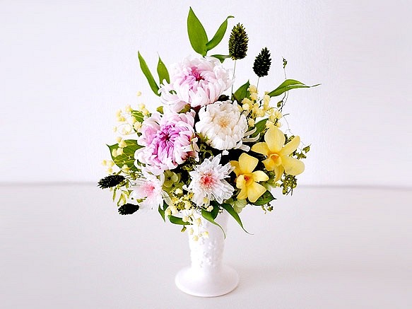 【仏花】2種の菊とデンファレの仏花 1枚目の画像