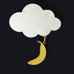 [月かと思ったらバナナだよ]　雲からバナナがゆれるブローチ 1枚目の画像