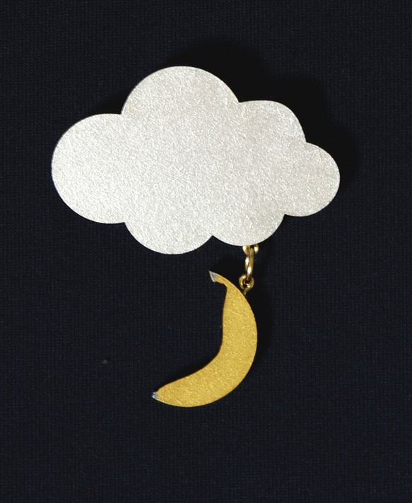 [月かと思ったらバナナだよ]　雲からバナナがゆれるブローチ 1枚目の画像
