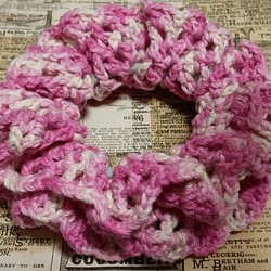 コットンの毛糸で編んだかわいいピンク系　シュシュ　ゴム入れ替え可能 1枚目の画像