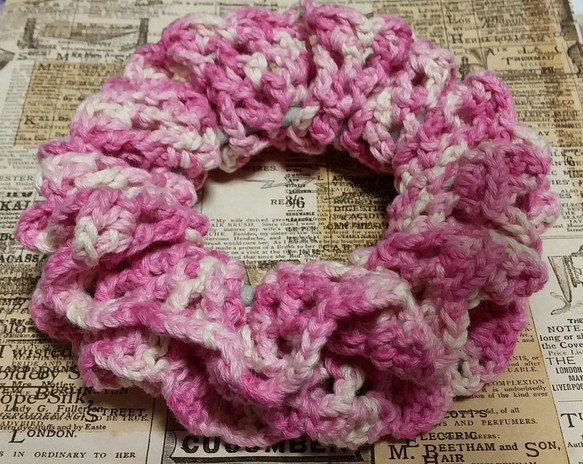 コットンの毛糸で編んだかわいいピンク系　シュシュ　ゴム入れ替え可能 1枚目の画像