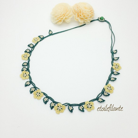 【受注生産】手編みの小さなお花のネックレス/green gold 1枚目の画像