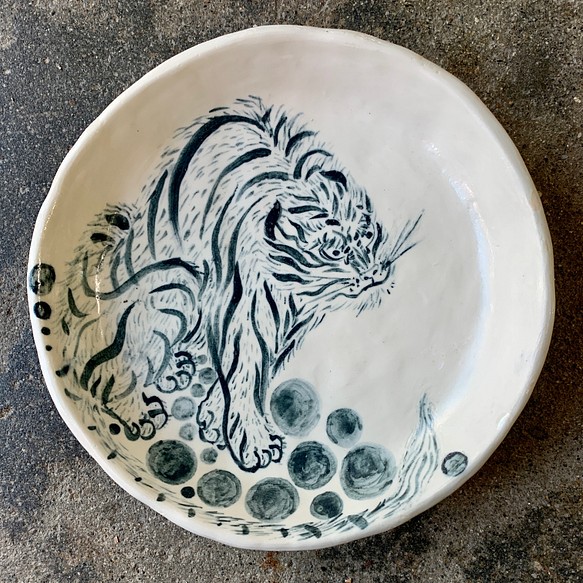 「睨み寅 絵皿」虎、トラ、とら、陶磁器、皿立て付 1枚目の画像