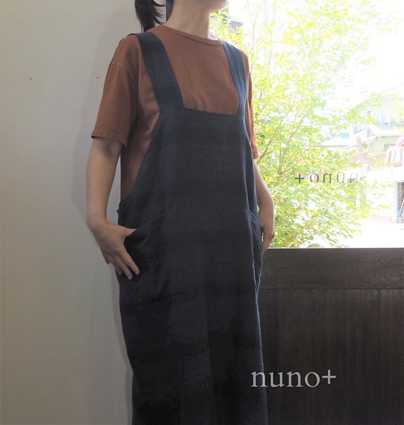 【nuno+】 linen 先染めマルチボーダー・太ショルダー エプロン　インディゴブルー×ネイビー 1枚目の画像