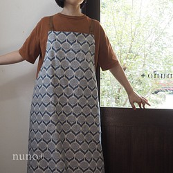 【nuno+】 half linen フラワープリントエプロン　ジェイ ブルー 1枚目の画像