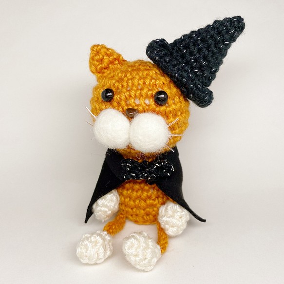 猫のあみぐるみ ハッピーハロウィン！魔女の帽子とマントがお似合いな可愛いオレンジねこぴ【キーホルダー可】