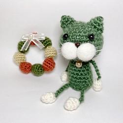 猫のあみぐるみ クリスマスリースと一緒の可愛い緑ねこぴ【キーホルダー可】 1枚目の画像